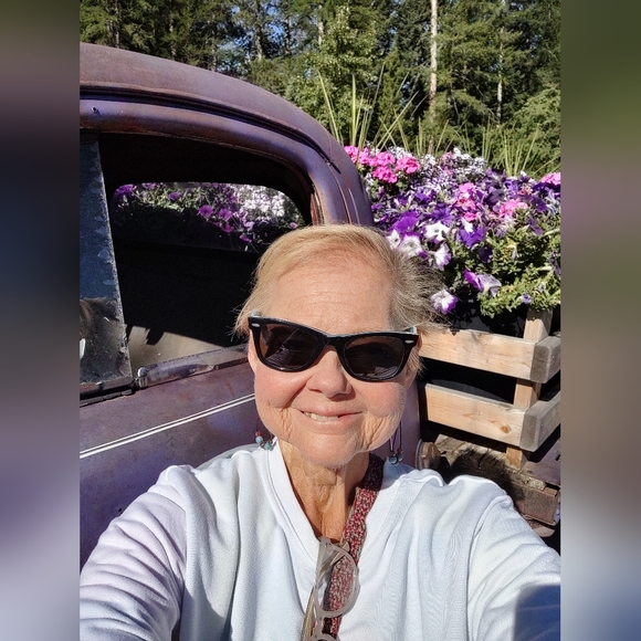 Meet your Posher, Joy @joy2poshworld62 - Picture 8 of 11